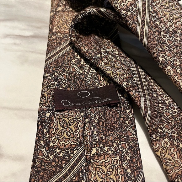 Oscar de la Renta Tie - Picture 2 of 5